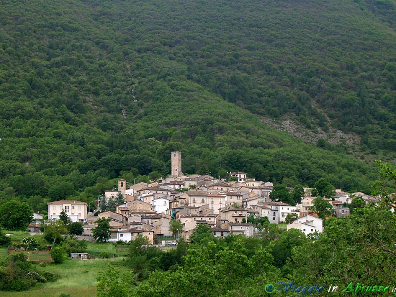 03-P5305452+.jpg - 03-P5305452+.jpg - Un incantevole borgo medievale (Tione degli Abruzzi) circondato dagli immensi boschi del Parco Regionale Sirente-Velino.