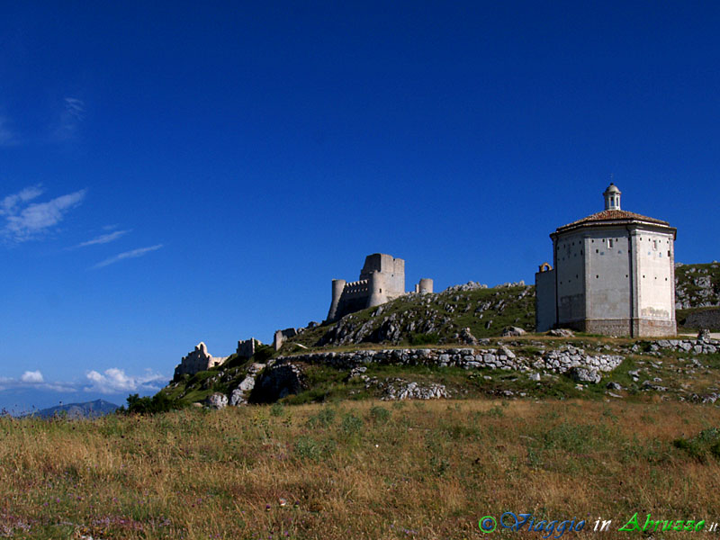07-P7096408+.jpg - 07-P7096408+.jpg - Il celebre castello di Rocca Calascio (XIII sec.) e la chiesa di S. Maria della Pietà (XVI sec.), nel Parco Nazionale del Gran Sasso-Monti della Laga. Il fortilizio, situato ad una altitudine di 1.512 m., è uno dei castelli più elevati d'Europa.