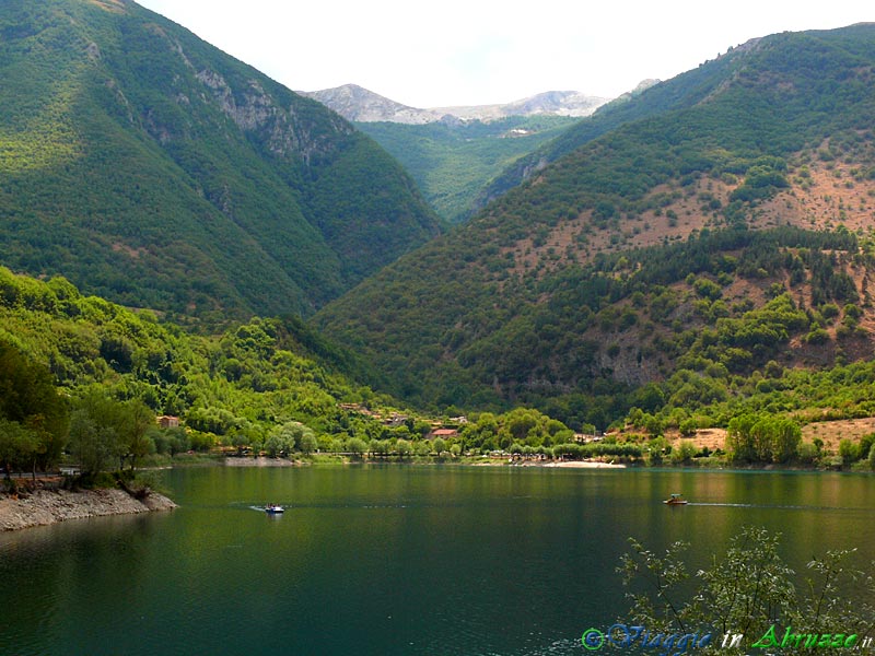 06-P1060905+.jpg - 06-P1060905+.jpg - Il lago narturale di Scanno, nel Parco Nazionale d'Abruzzo, Lazio e Molise.
