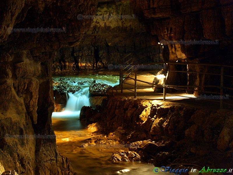10-P6206242+.jpg - 10-P6206242+.jpg - Le celebri 'Grotte di Stiff'e, nel Parco Regionale Sirente-Velino. All'interno delle grotte scorre un torrente sotterraneo che dà luogo a suggestivi laghetti e fragorose cascate, alte anche alcune decine di metri.