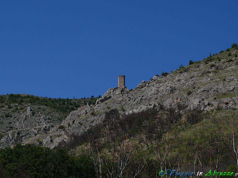 25-P1190033+.jpg - 25-P1190033+.jpg -  La torre-cintata medievale (XIII-XIV sec.) che domina l'abitato della frazione di Roccapreturo.