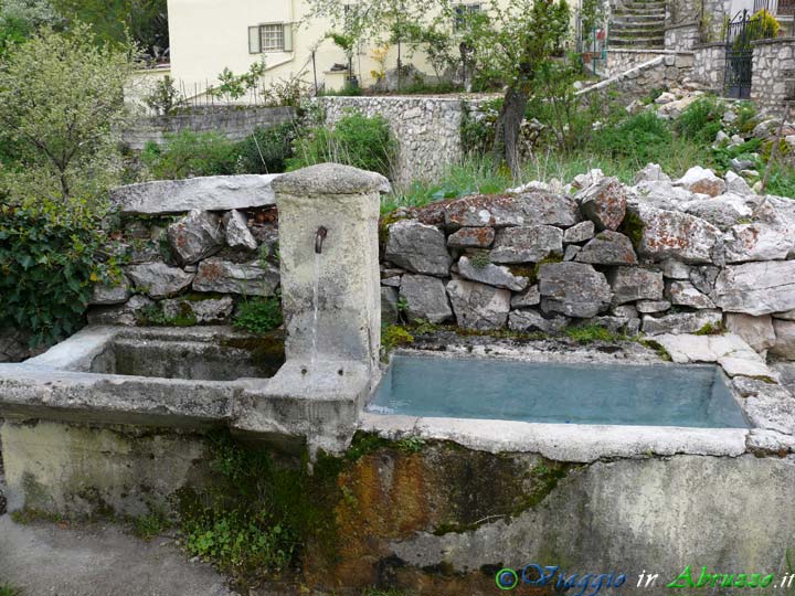 09-P1020908+.jpg - 09-P1020908+.jpg - Una vecchia fontana dalla quale sgorga acqua fresca e pura.