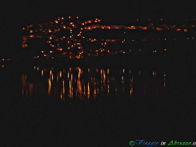 17-P1020811+.jpg - 17-P1020811+.jpg - Le luci del borgo si riflettono nelle acque del sottostante lago di Barrea.