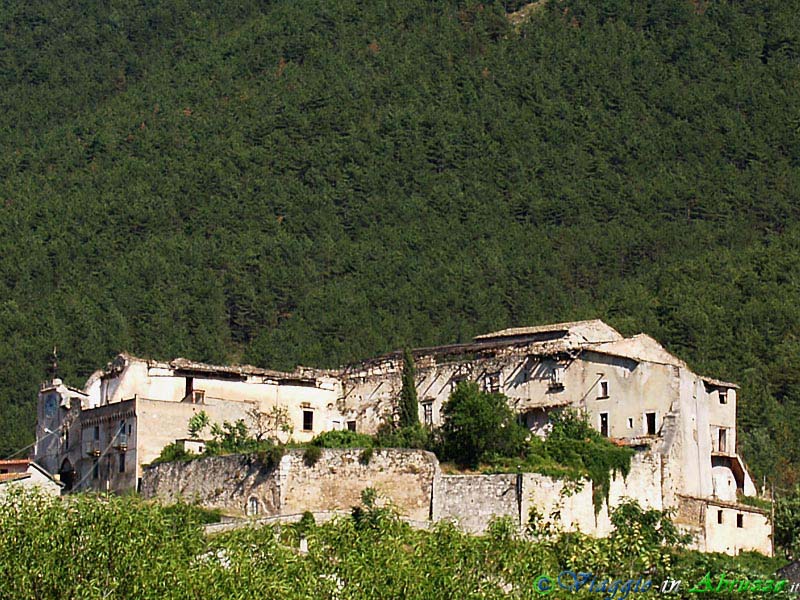 04-P7256956+.jpg - 04-P7256956+.jpg - Il possente Palazzo fortificato o Castello ducale (XII sec.), situato sulla sommità del borgo.
