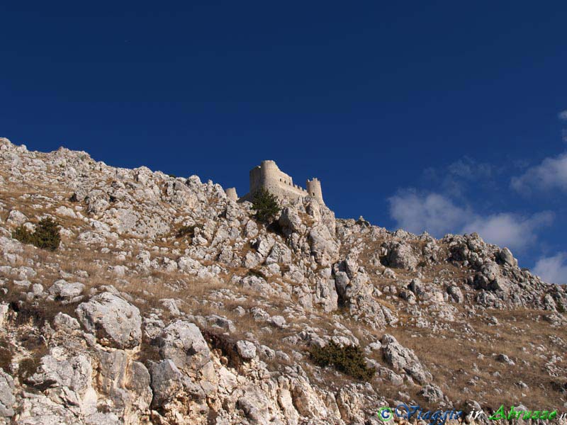 54-PB254264+.jpg - 54-PB254264+.jpg -  L'inaccesibile parete sulla quale sorge il castello di Rocca Calascio (XIII sec., 1.512 m. s.l.m.).