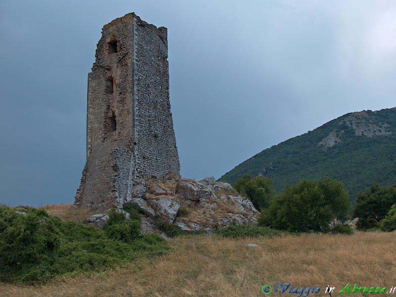 24-HPIM4494+.jpg - 24-HPIM4494+.jpg - La Torre fortificata di avvistamento nell'Oasi WWF di Forca di Penne (XV sec.).