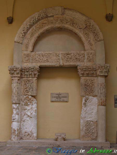 30_PC070344+.jpg - 30_PC070344+.jpg - Castello Piccolomini (XIV-XV sec.): il portale di S. Salvatore a Paterno (XIII   sec.).