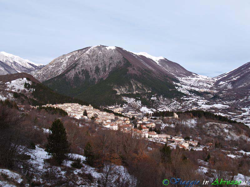 10_P1044906+.jpg - 10_P1044906+.jpg - Panorama del borgo e dei monti che lo circondano.