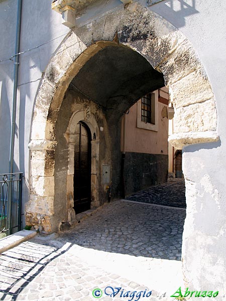 19-P7256677+.jpg - 19-P7256677+.jpg - Una delle antiche porte di accesso al borgo.