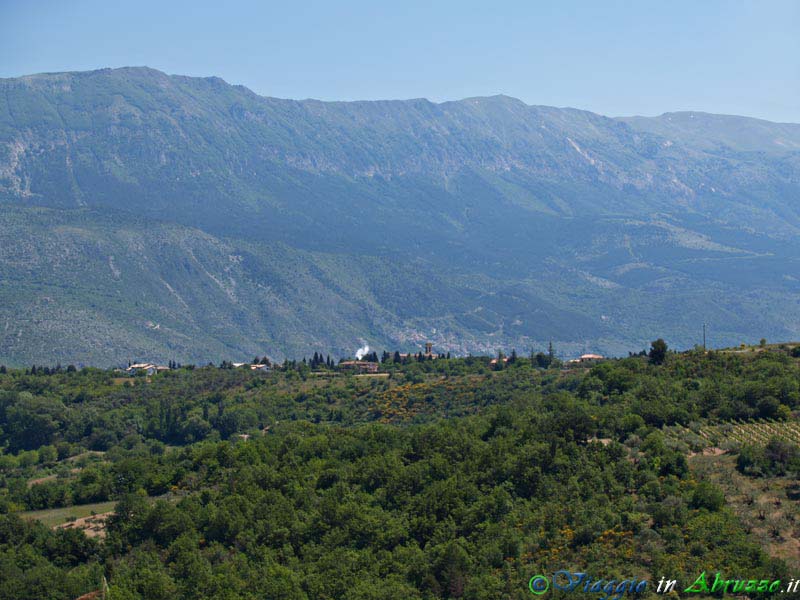 05_P5206339+.jpg - 05_P5206339+.jpg - Panorama del borgo, dominato dal Monte Morrone (2.061 m.).