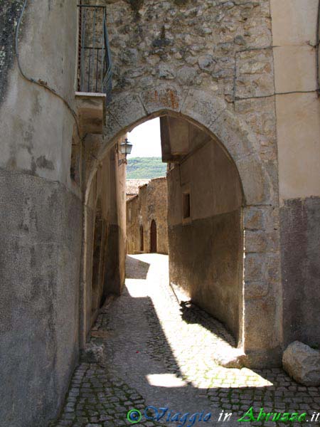 03_P5255081+.jpg - 03_P5255081+.jpg - "Porta dell'Orso", una delle antiche porte di accesso al borgo.