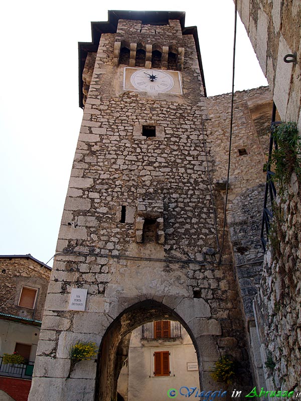 09_P5255134+.jpg - 09_P5255134+.jpg - La "Porta dei Santi", sovrastata dalla imponente " Torre dell'orologio". L'orologio, risalente al XV secolo, è uno dei più  antichi d'Italia, muove l'unica lancetta in base ad un perfetto meccanismo di pesi e batte le ore "all'italiana", cioè di sei ore in sei ore.