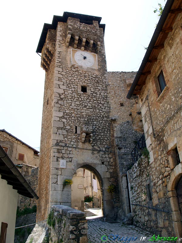 25_P5255136+.jpg - 25_P5255136+.jpg -  La "Porta dei Santi", sovrastata dalla imponente " Torre dell'orologio". L'orologio, risalente al XV secolo, è uno dei più  antichi d'Italia, muove l'unica lancetta in base ad un perfetto meccanismo di pesi e batte le ore "all'italiana", cioè di sei ore in sei ore.