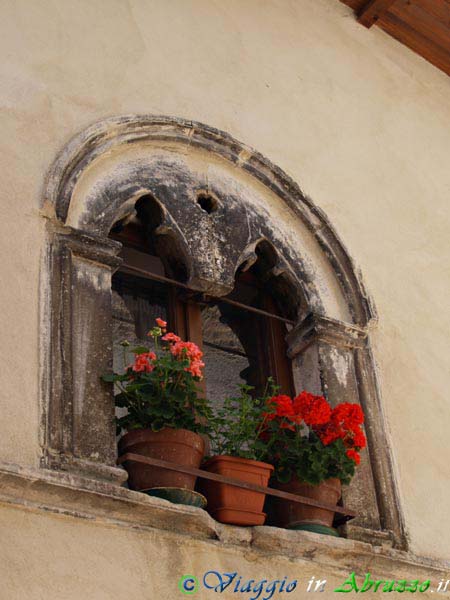 33_P5255086+.jpg - 33_P5255086+.jpg - Una elegante monofora impreziosisce la facciata di una casa medievale del centro storico.