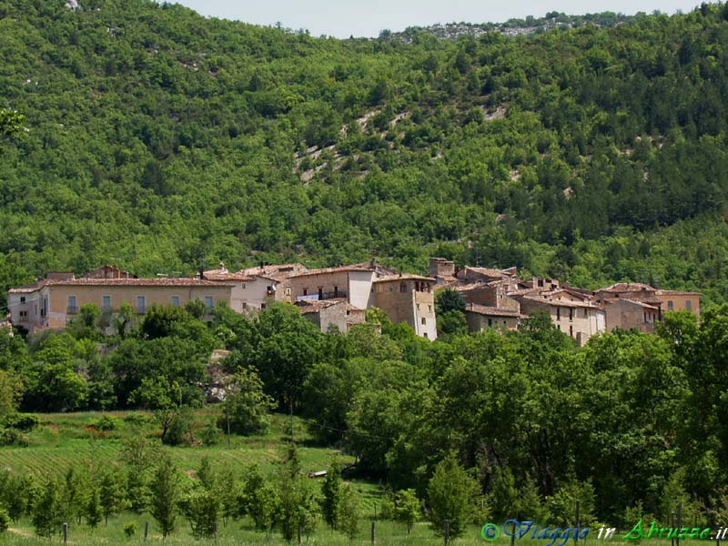 34_P5255034+.jpg - 34_P5255034+.jpg - Panorama dell'antico borgo di S. Pio, frazione di Fontecchio.