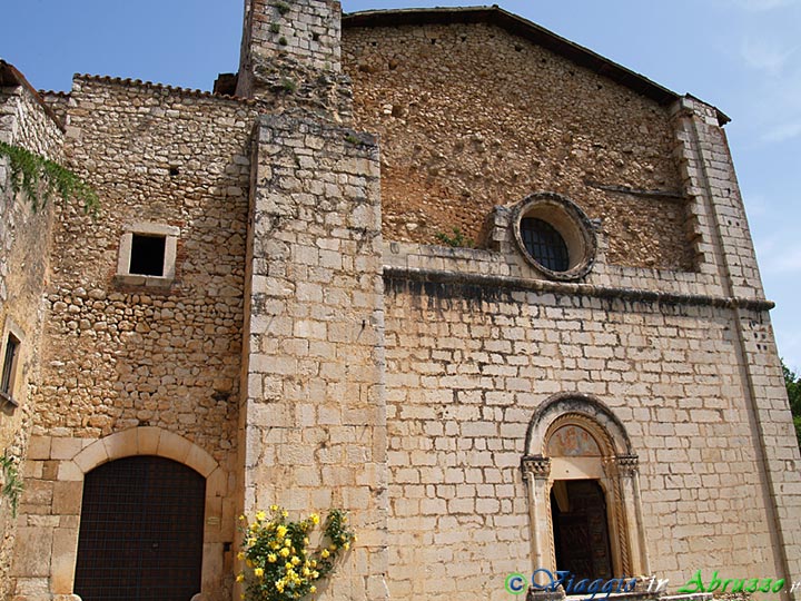 35-P5255022+.jpg - 35-P5255022+.jpg - Il convento di S. Francesco (XII sec.), nella frazione S. Pio. Il manufatto è attualmente adibito a struttura ricettiva.