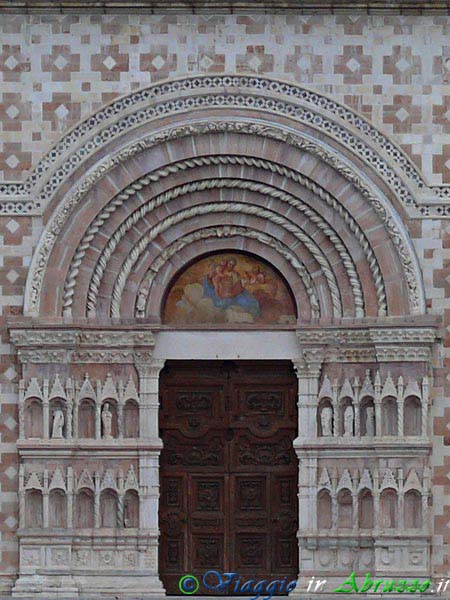 05_P1000380+.jpg - 05_P1000380+.jpg - Il portale centrale della basilica di "S. Maria di  Collemaggio" (XIII sec.).