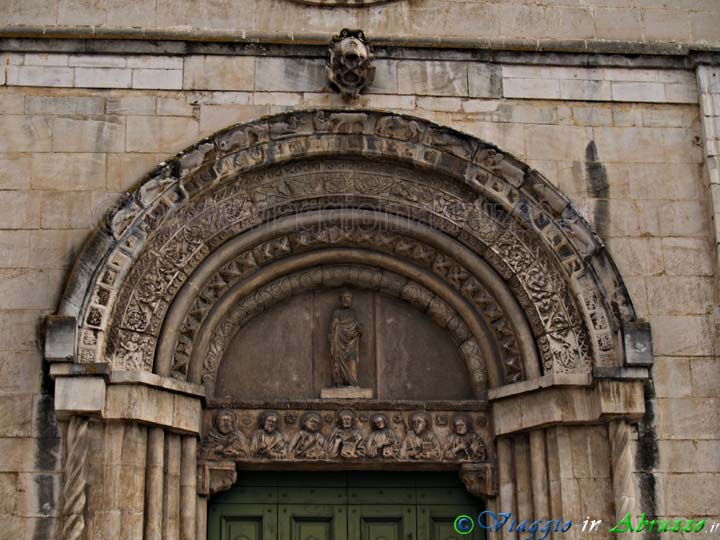 13_P1101544+.jpg - 13_P1101544+.jpg - La lunetta del portale della chiesa di S. Pietro a Coppito (XIII sec.).