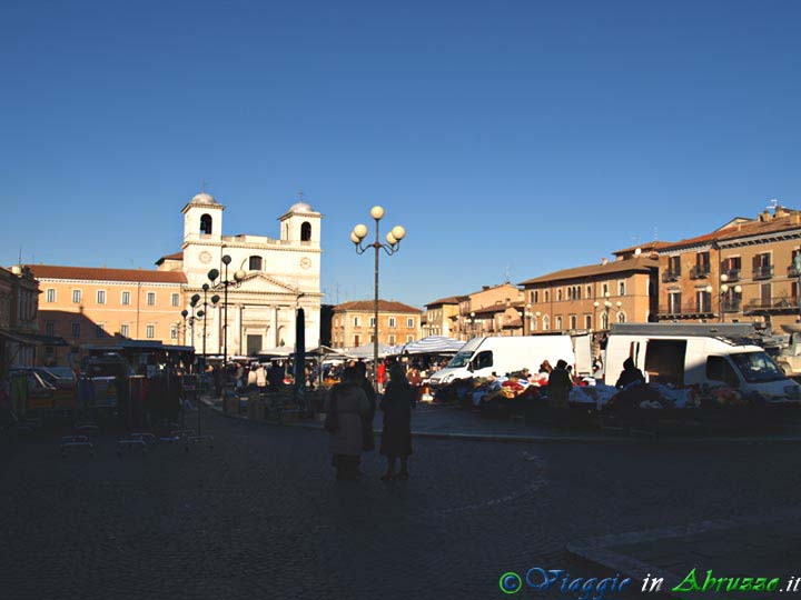 15_P1252089+.jpg - 15_P1252089+.jpg - Il tradizionale mercato di Piazza Duomo.