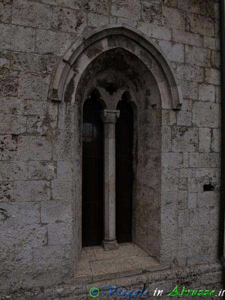 29_P1101537+.jpg - 29_P1101537+.jpg - Una  bifora medievale nella chiesa di S. Pietro di Coppito.
