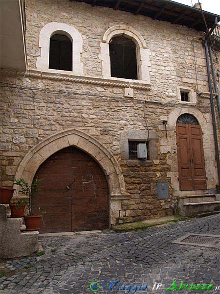 38_P2028156+.jpg - 38_P2028156+.jpg - Paganica (660 m. slm.), frazione dell'Aquila:  casa gotica (XIII sec.).