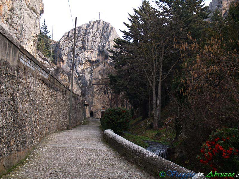 40_P2028146+.jpg - 40_P2028146+.jpg - Paganica (660 m. slm.), frazione dell'Aquila: il suggestivo Santuario della Madonna d'Appari (XIII sec.), stretto tra la roccia e il torrente Raiale.