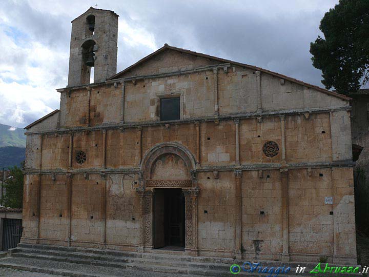 44_P1180249+.jpg - 44_P1180249+.jpg - Bazzano (590 m. slm.), frazione dell'Aquila: la chiesa di S. Giusta (XIII sec.), uno dei monumenti più importanti d'Abruzzo.