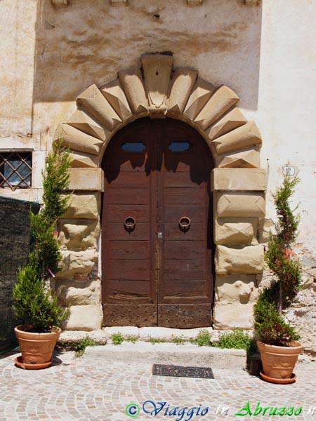 08_P7017305+.jpg - 08_P7017305+.jpg - Un portale del Palazzo Farnese (XVI sec.).