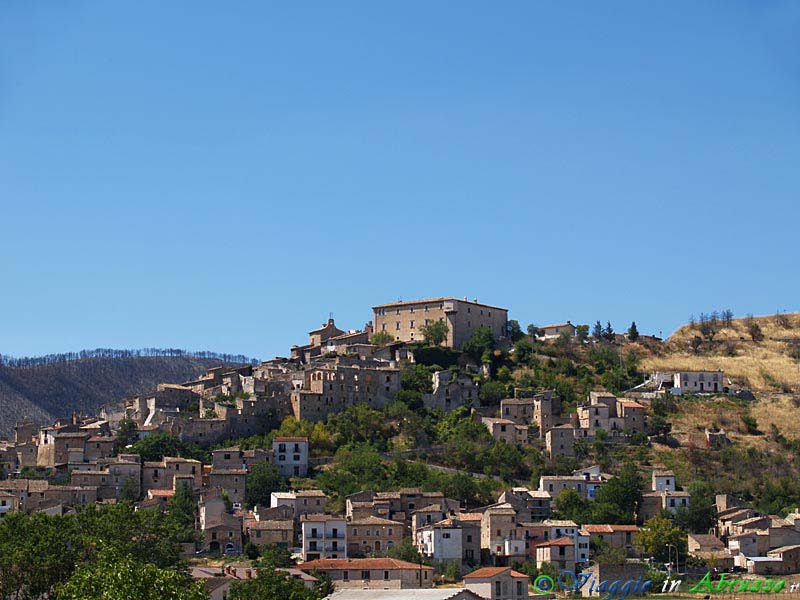 04_P8197485+.jpg - 04_P8197485+.jpg - Panorama del borgo, sulla cui sommità si erge la imponente mole del palazzo baronale Santucci.
