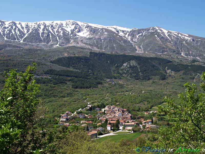 01_P5044152+.jpg - 01_P5044152+.jpg - Il borgo di S. Panfilo d'Ocre (850 m. slm.), ai piedi del Monte Ocre (2.204 m.)