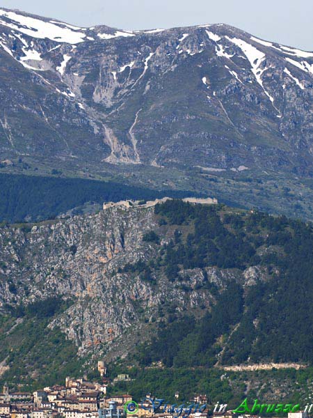 10_P5114395+.jpg - 10_P5114395+.jpg - Il castello di Ocre, situato sopra l'abitato di Fossa e sulle pendici del Monte   Ocre (2.204 m.).