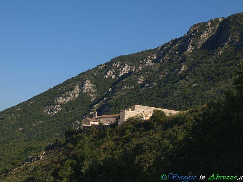 25_P6206251+.jpg - 25_P6206251+.jpg - L'antico monastero fortificato di S. Spirito d'Ocre (1222).