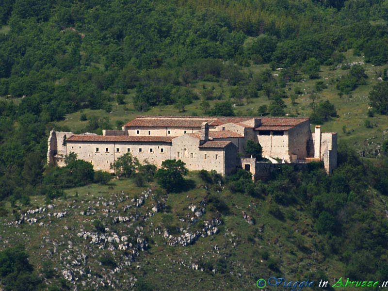 26_P5254997+.jpg - 26_P5254997+.jpg - L'antico monastero fortificato di S. Spirito d'Ocre (1222).