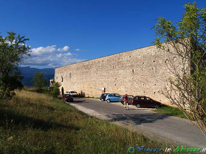 27_P6206254+.jpg - 27_P6206254+.jpg - L'antico monastero fortificato di S. Spirito d'Ocre (1222).