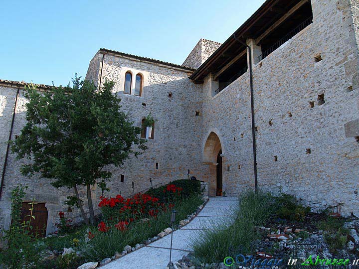 28_P6206260+.jpg - 28_P6206260+.jpg - L'antico monastero fortificato di S. Spirito d'Ocre (1222).