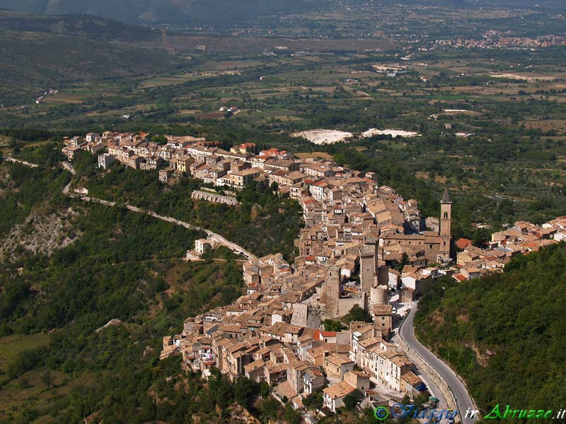 02_P8198168+.jpg - 02_P8198168+.jpg - Panorama del borgo, ubicato su un'altura che domina la sottostante Valle Peligna.