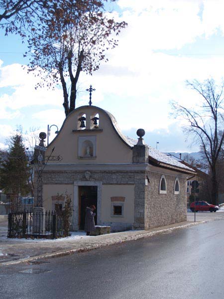 10_P1034820+.jpg - 10_P1034820+.jpg - Una piccola chiesa di Pescasseroli.