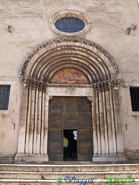 19-P6015649+.jpg - 19-P6015649+.jpg - Lo splendido portale della collegiata di S. Maria del Colle.