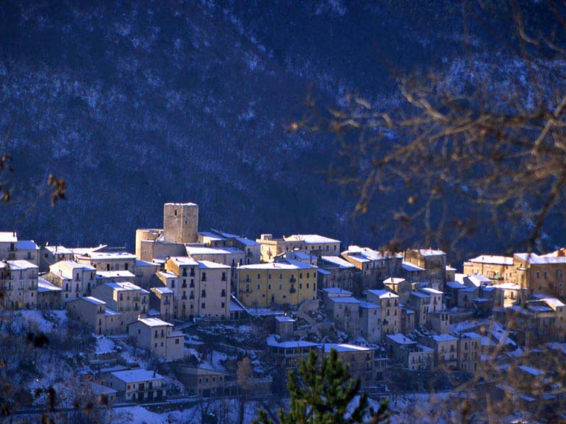 03_Foto-6.jpg - 03_Foto-6.jpg - Una suggestiva immagine del borgo imbiancato di neve (Foto gentilmente fornita dal comune di Pettorano sul Gizio).