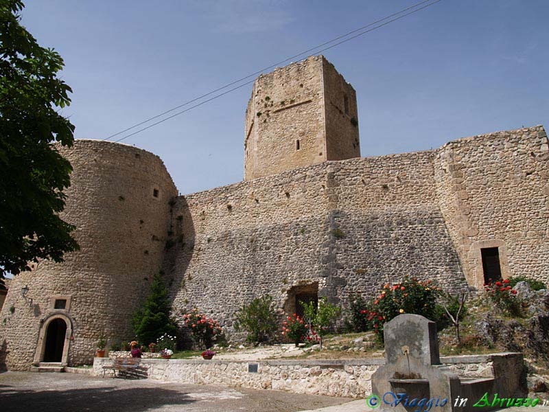 05_P6015835+.jpg - 05_P6015835+.jpg - Il castello medievale  Caldora-Cantelmo (XIII sec.).
