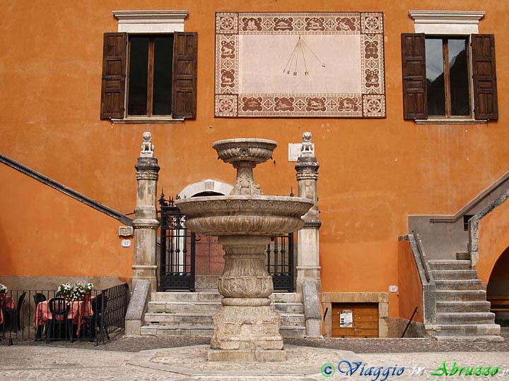 10_P6015866+.jpg - 10_P6015866+.jpg - La fontana cinquecentesca nell'atrio del Palazzo Ducale, oggi Piazza   Zannelli.