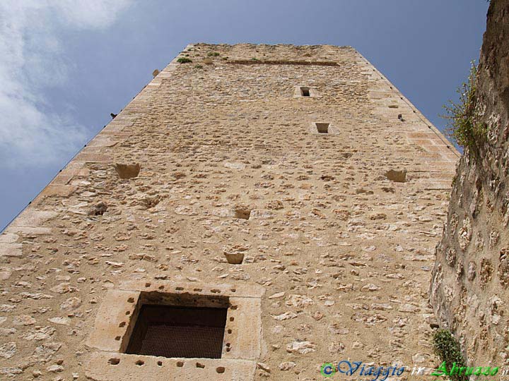 29_P6015837+.jpg - 29_P6015837+.jpg - La torre pentagonale del castello Cantelmi (XIV-XV sec.).