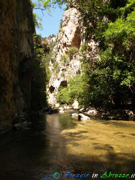 23-P5206357+.jpg - 23-P5206357+.jpg - Il fiume Aterno nella Riserva Naturale "Gole di S. Venanzio".