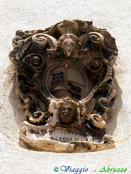 14-P6015725+.jpg - 14-P6015725+.jpg - Stemma gentilizio sulla facciata di un palazzo di Rivisondoli.