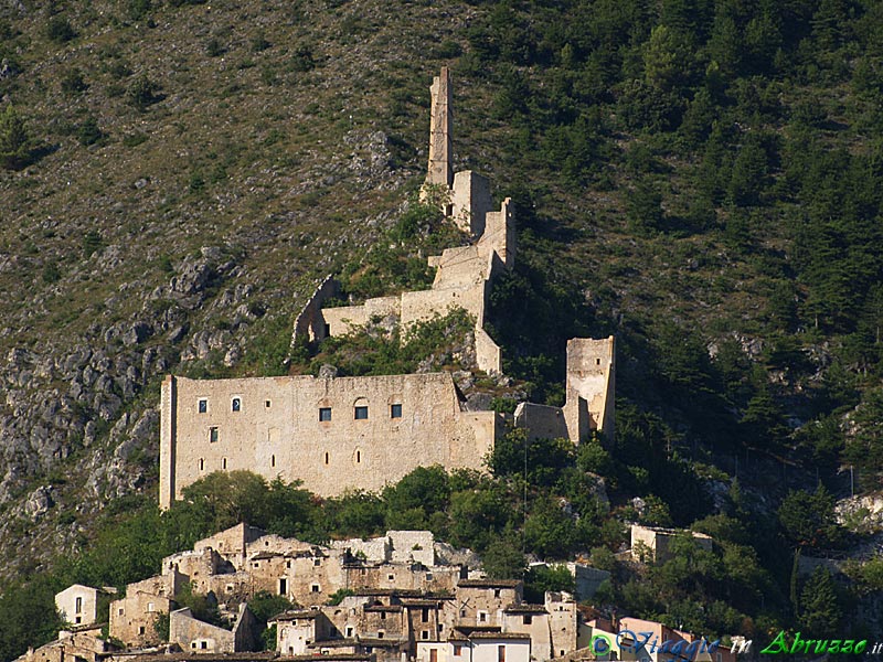 05-P7256975+.jpg - 05-P7256975+.jpg - Panorama del borgo, dominato dal castello-recinto di difesa di origine medievale.