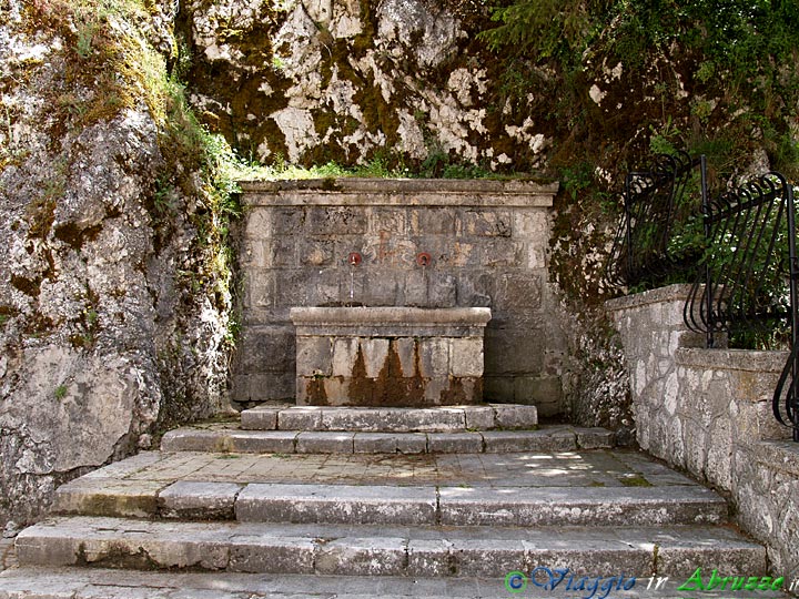 09-P6015792+.jpg - 09-P6015792+.jpg - Una fontana incastonata nello sperone roccioso (la "rocca" di Roccaraso) di fronte alla chiesa di S. Maria Assunta.