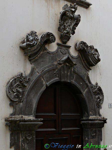 08-P1030111+.jpg - 08-P1030111+.jpg - Il  ricco portale del palazzo De Angelis.