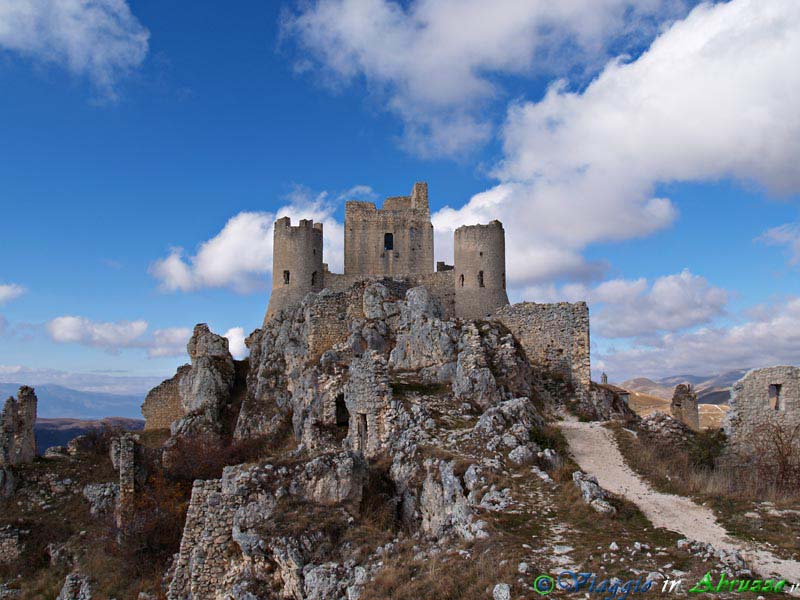 01-PB254212+.jpg - 01-PB254212+.jpg - Il Castello di Rocca Calascio (1.512 m. s.l.m.), uno dei più alti d'Europa, nel Parco Nazionale del Gran Sasso-Monti della Laga.