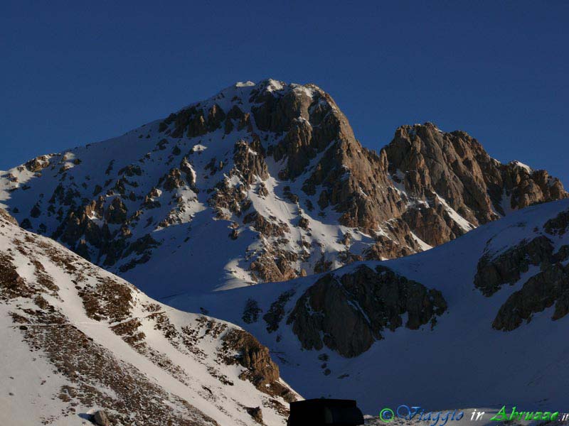 06_P1110446+.jpg - 06_P1110446+.jpg - Il versante aquilano del "Corno Grande" (2.912 m.), la vetta più alta degli Appennini.