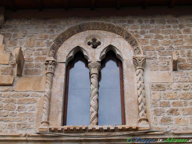 11_P5114695+.jpg - 11_P5114695+.jpg - La stupenda bifora sulla facciata di una casa medievale di Poggio Picenze.